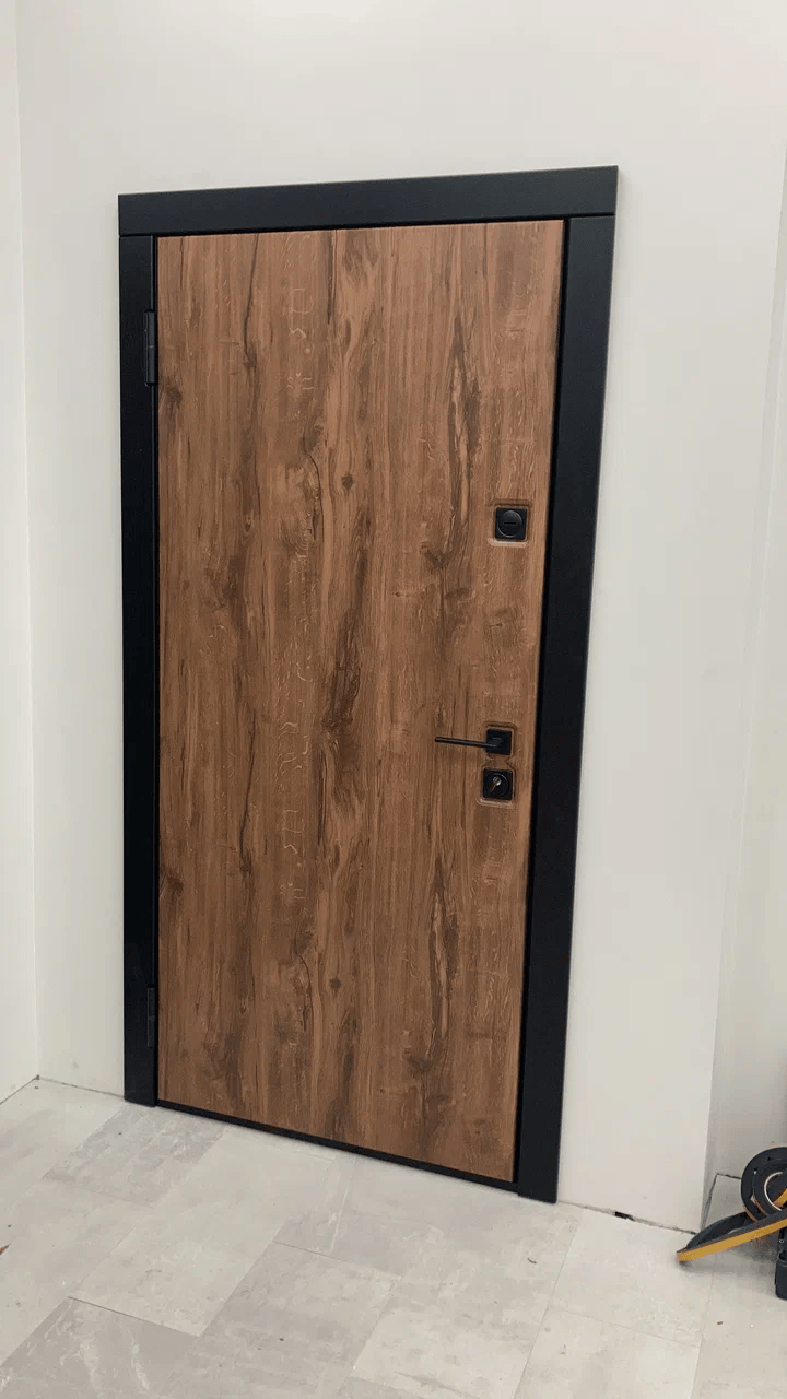 Входная дверь в квартиру с контрастными наличниками